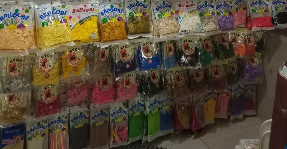 Pared de globos de distintos colores empacados, disponibles en Magasin Victoria